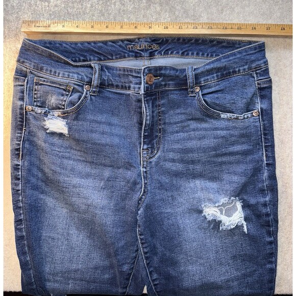 Maurices Size 14W Cropped Jeans Med Wash Holes - Picture 3 of 10